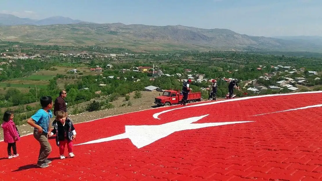 '660 metrekarelik dev Türk bayrağını 20 günde tamamladılar'