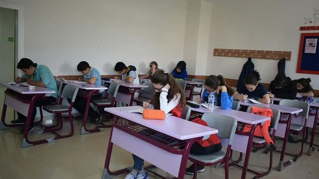 'Yeni Hamle Koleji Anadolu Lisesi bursluluk sınavına yoğun ilgi'