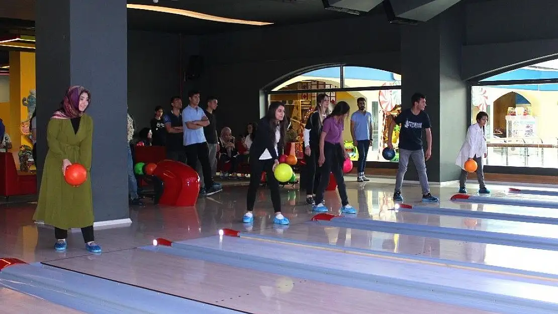 'İşitme engelliler bowling oynadı'