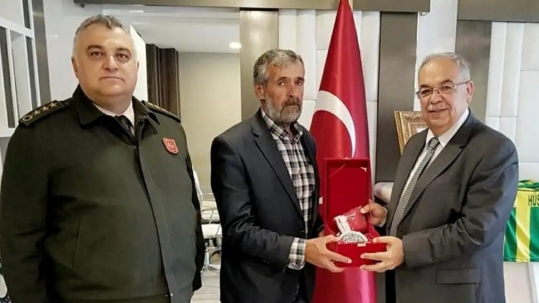 'Şehit babasına Kur´an-ı Kerim ve Türk Bayrağı hediyesi'