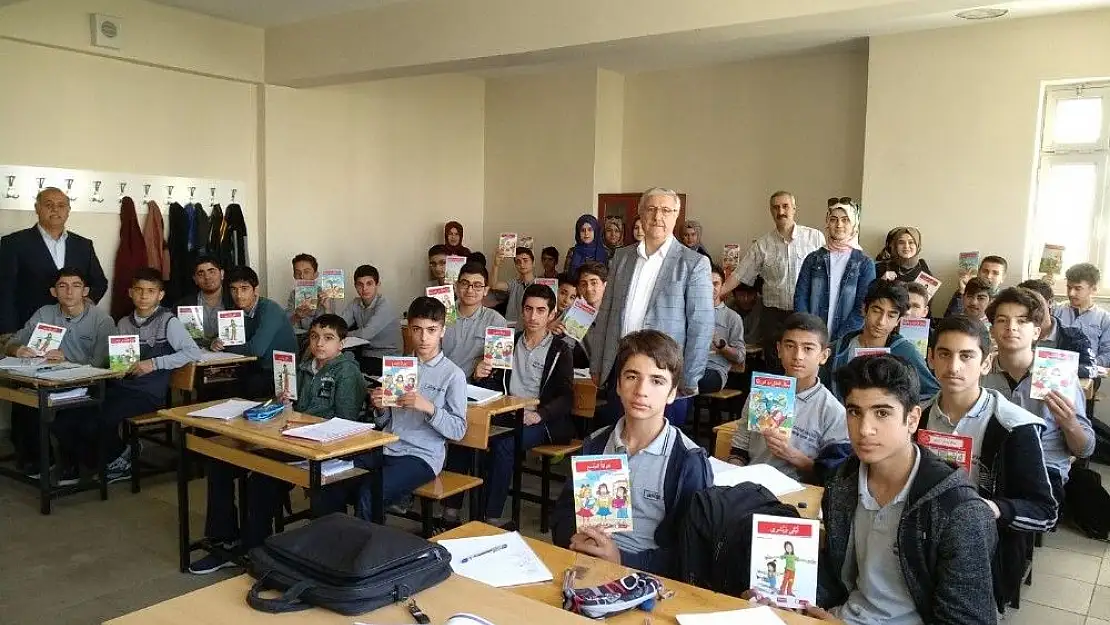 'Üniversite öğrencileri imam hatip liselerine kitap hediye etti'