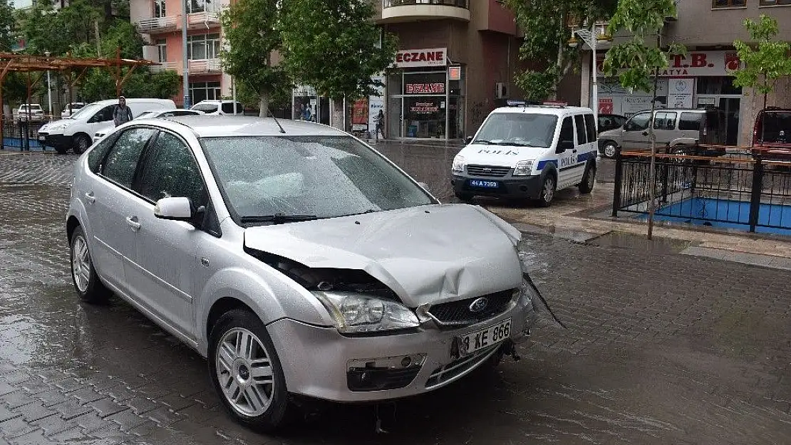 Malatya´da iki otomobil çarpıştı: 3 yaralı
