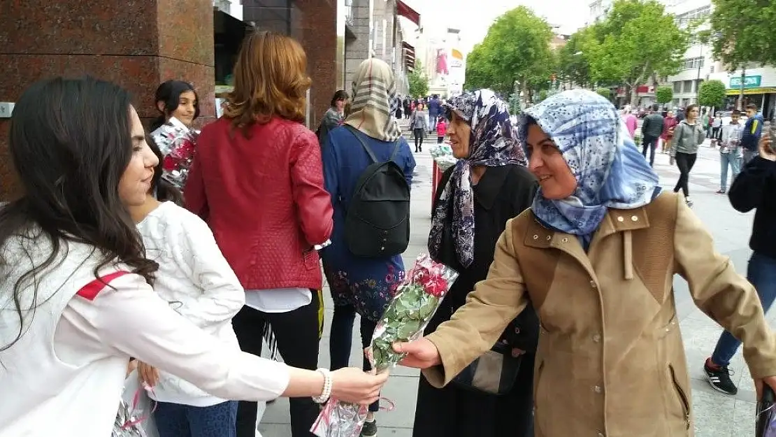 'Doğa Cadde´den annelere güllü kutlama'
