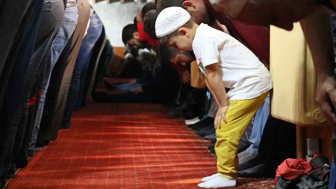 'İlk teravih namazında camiler doldu taştı'