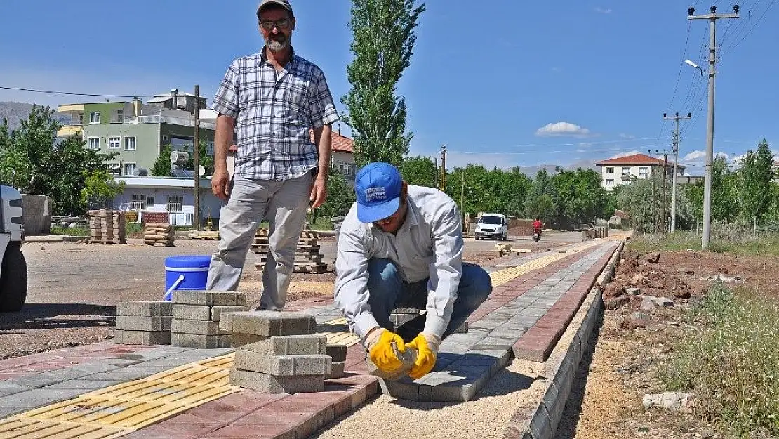 'Gazi caddesinde kaldırım çalışması yapıldı'