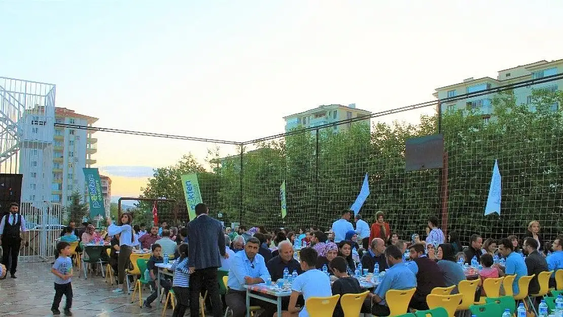 'Pekfen ailesi iftarda buluştu'