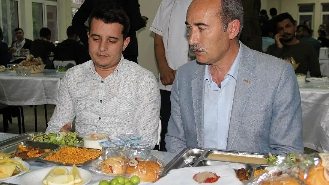 'Üniversite öğrencilerine ücretsiz iftar yemeği'