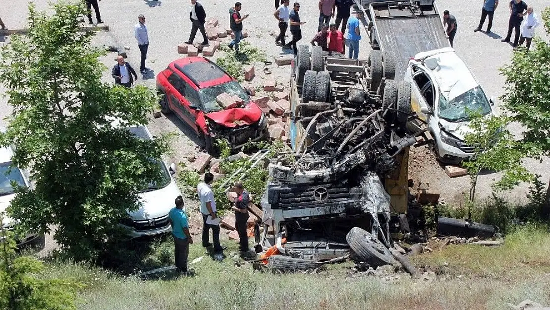 'Kamyon hastane otoparkına devrildi, 4 araç hurdaya döndü'