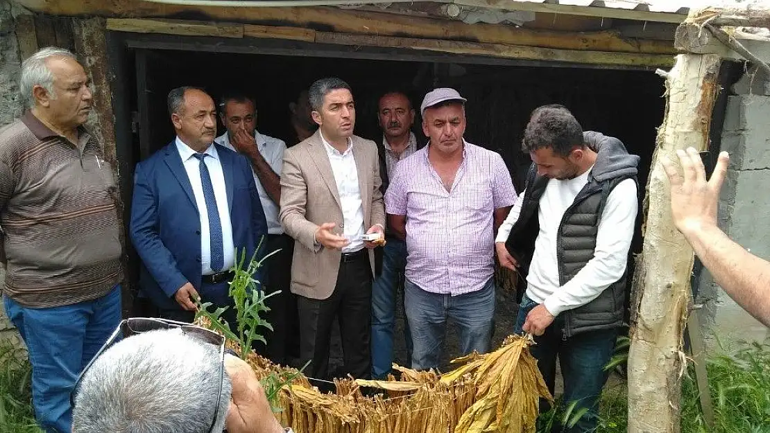 Kendini yakmak isteyen çiftçiyi ziyaret etti