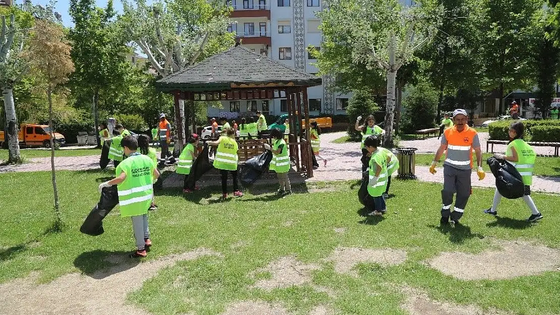 'Öğrenciler, parktaki çöpleri toplayarak örnek oldu'