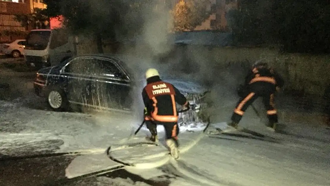 'Elazığ´da park halindeki otomobil yandı'