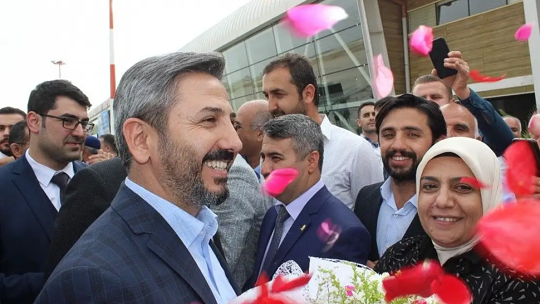 'TBMM Başkanvekili Aydın, Adıyaman´da güllerle karşılandı'