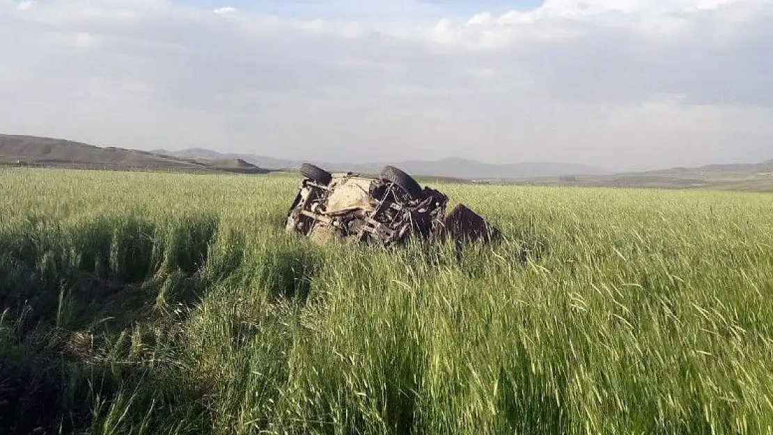 'Otomobil tarla uçtu, baba ve oğlu ağır yaralandı'