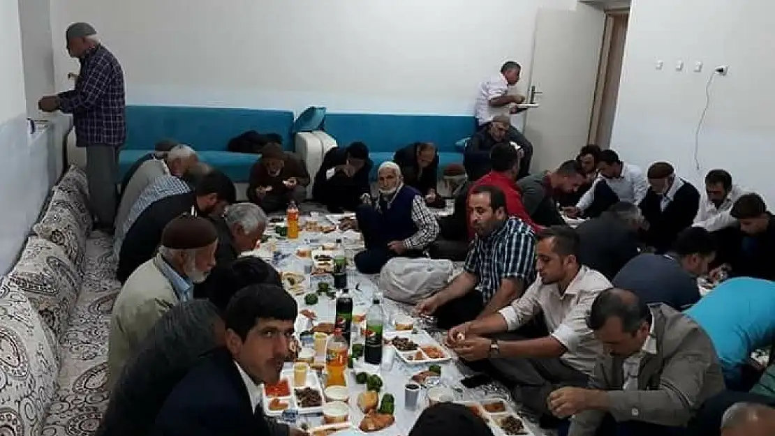 'Köy muhtarından iftar yemeği'