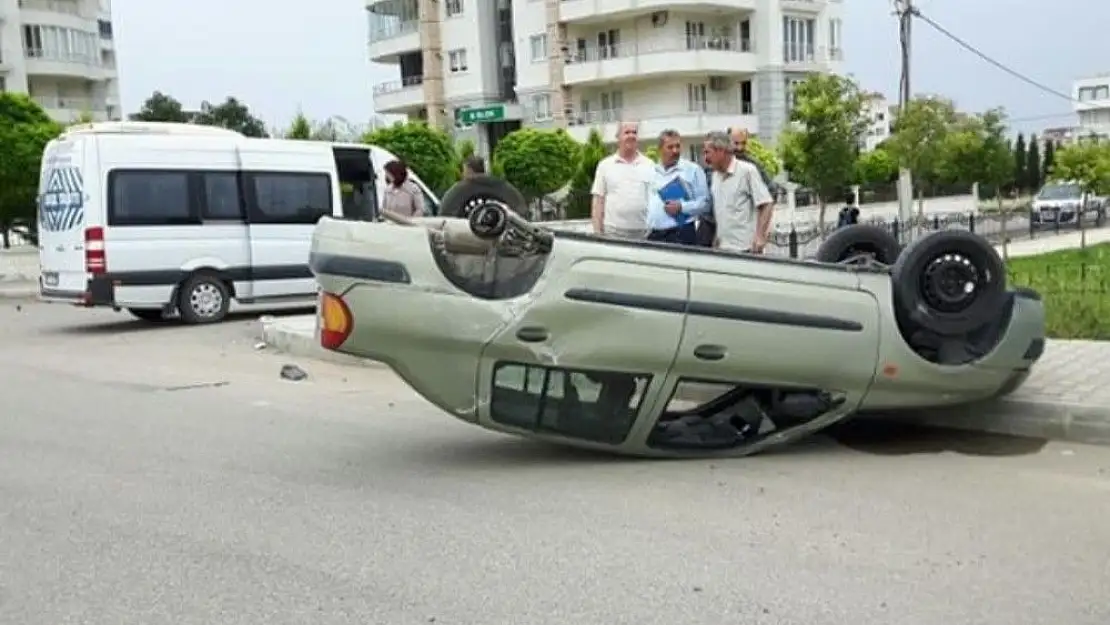 'Öğrenci servisiyle çarpışan otomobil takla attı: 1 Yaralı'