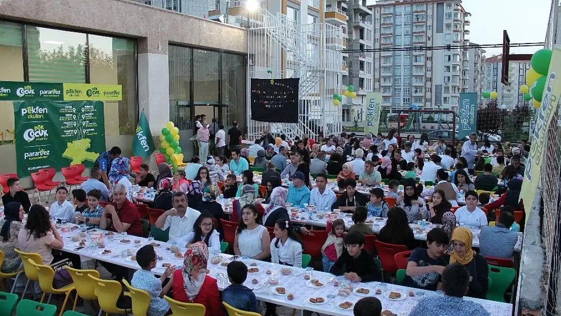 'Pekfen ailesi iftarda buluştu'