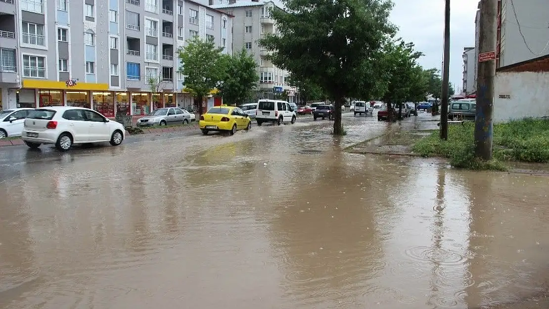 'Sivas´ta sağanak yağış caddeyi göle çevirdi'