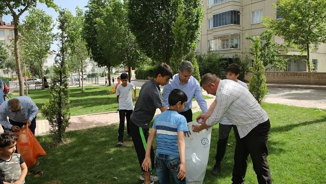 'Başkan Yanılmaz, çocuklarla park temizledi'