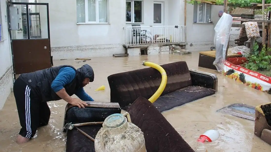 'Sivas´ta sağanak yağış hayatı felç etti'