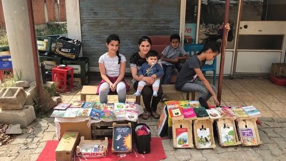 'Okunsun diye kitap toplayıp dağıtıyorlar'