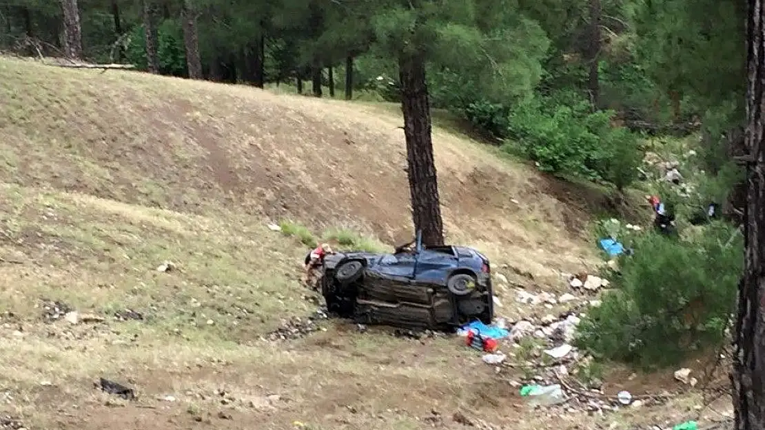 'Otomobil şarampole devrildi: 2 ölü, 2 yaralı'
