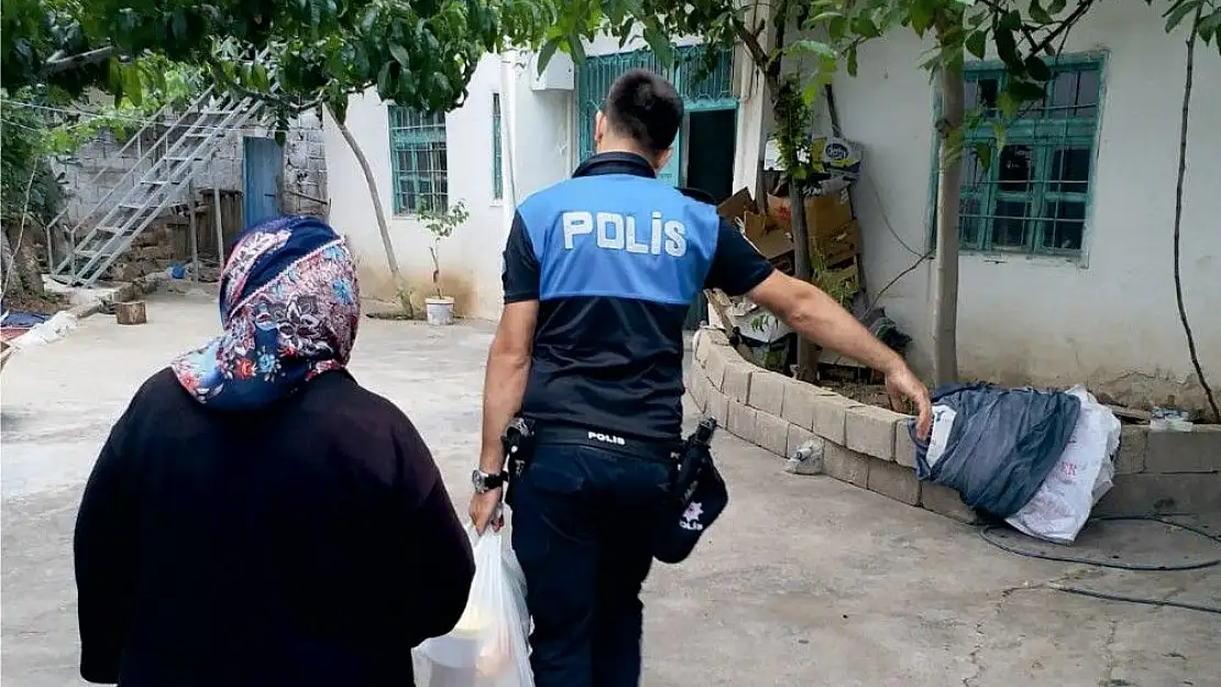 'Kahta´da polis ekipleri Ramazan yardımı dağıttı'