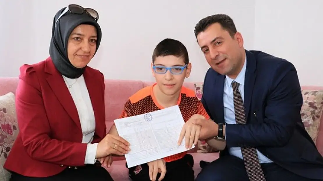 'Serebral Palsi hastası üçüzlerin evde karne sevinci'