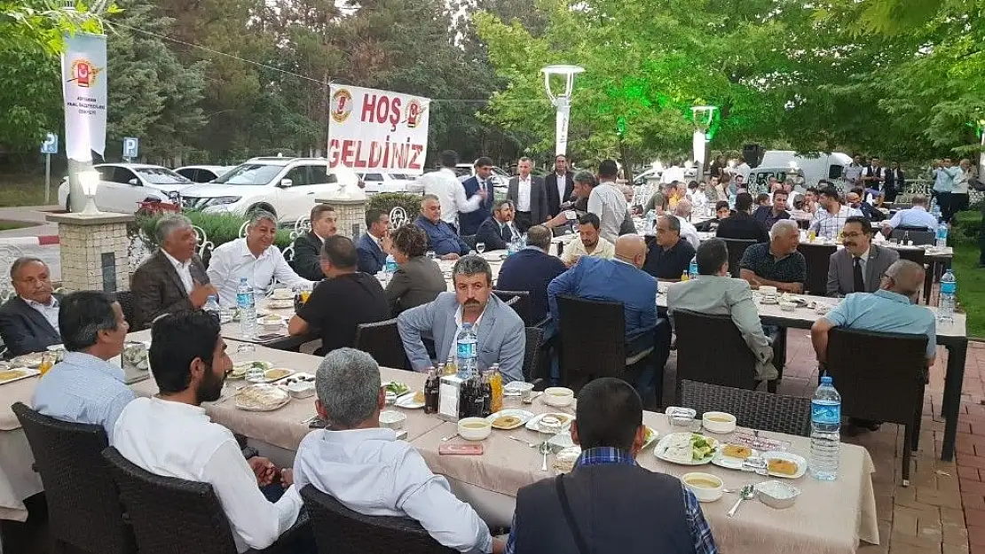 'Gazetecilerin iftarında devlet erkanı buluştu'