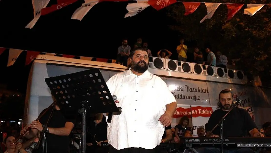 'CHP karargah açılışını Sanatçı Mustafa Özaslan konseri ile yaptı'