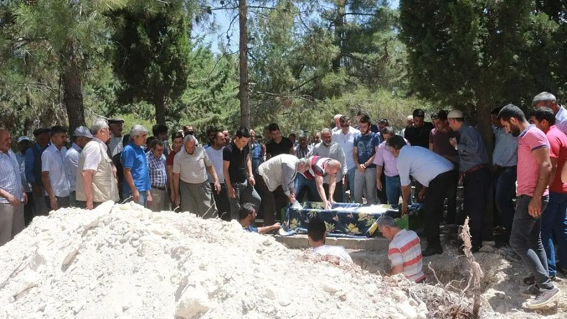 'Hastanenin 5. katından düşen işçi defnedildi'
