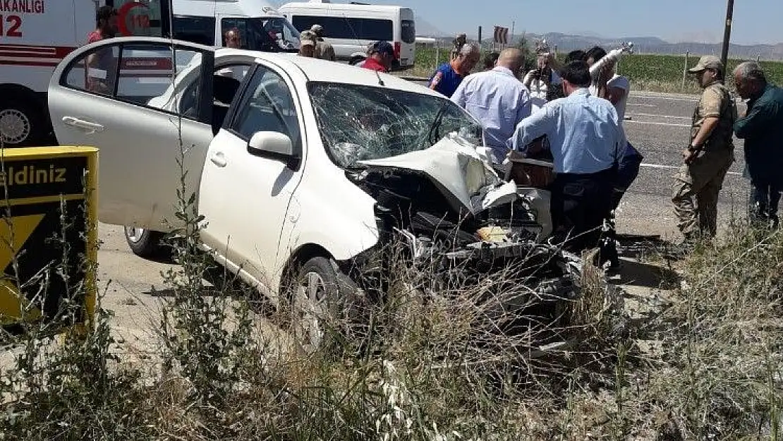 'Kamyonet ile otomobil çarpıştı: 3 Yaralı'