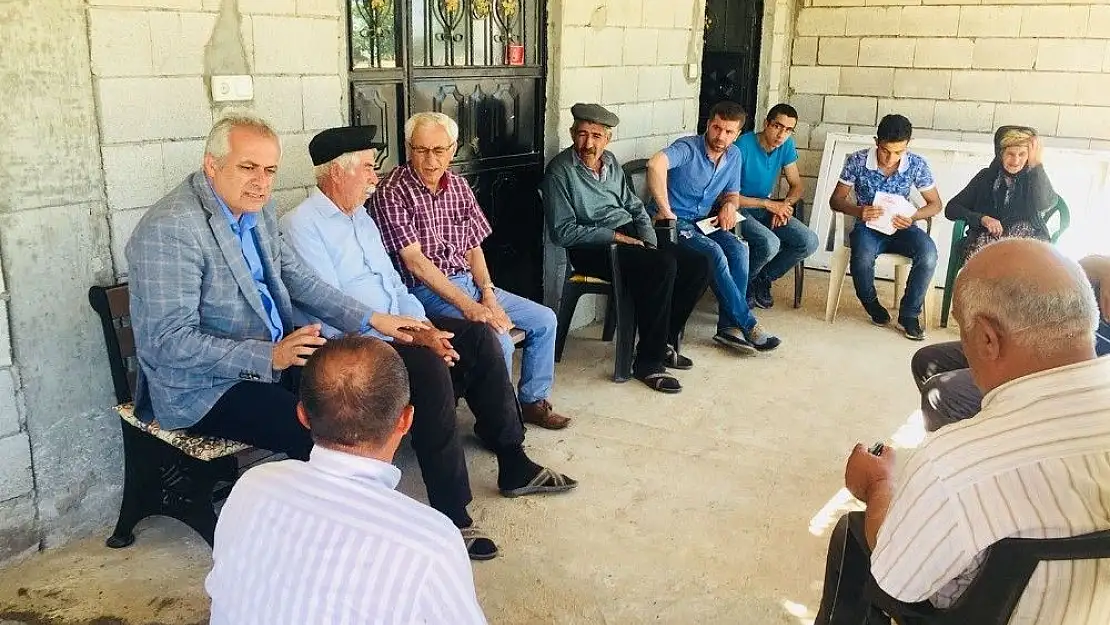'Milletvekili adayı çiftçilerle tütün dikti'