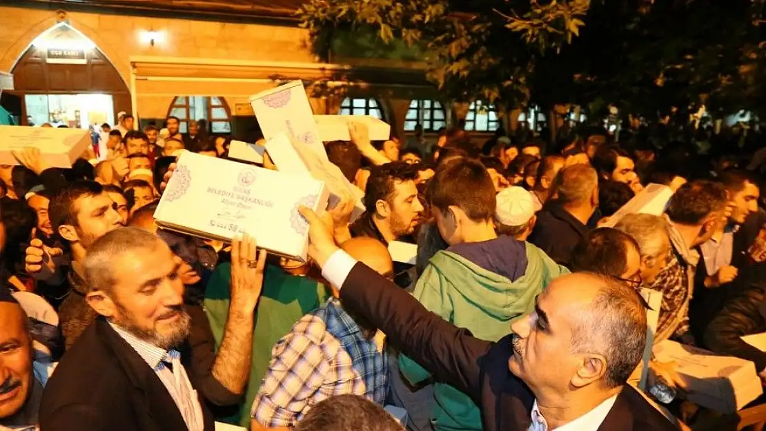 'Sivas Belediyesi Kadir Gecesi kumanya dağıttı'