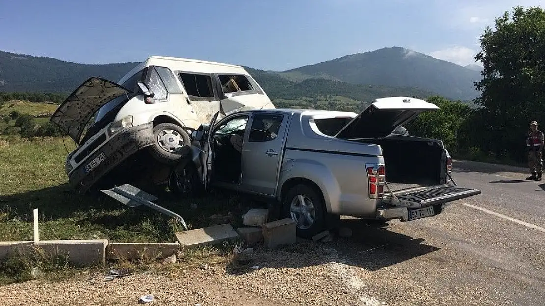 'Sivas´ta köy minibüsü ile pikap çarpıştı: 1 ölü, 8 yaralı'