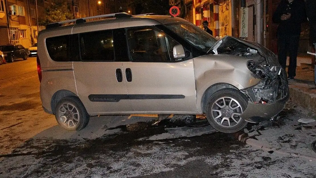 'Otomobil ile hafif ticari araç çarpıştı: 4 yaralı'