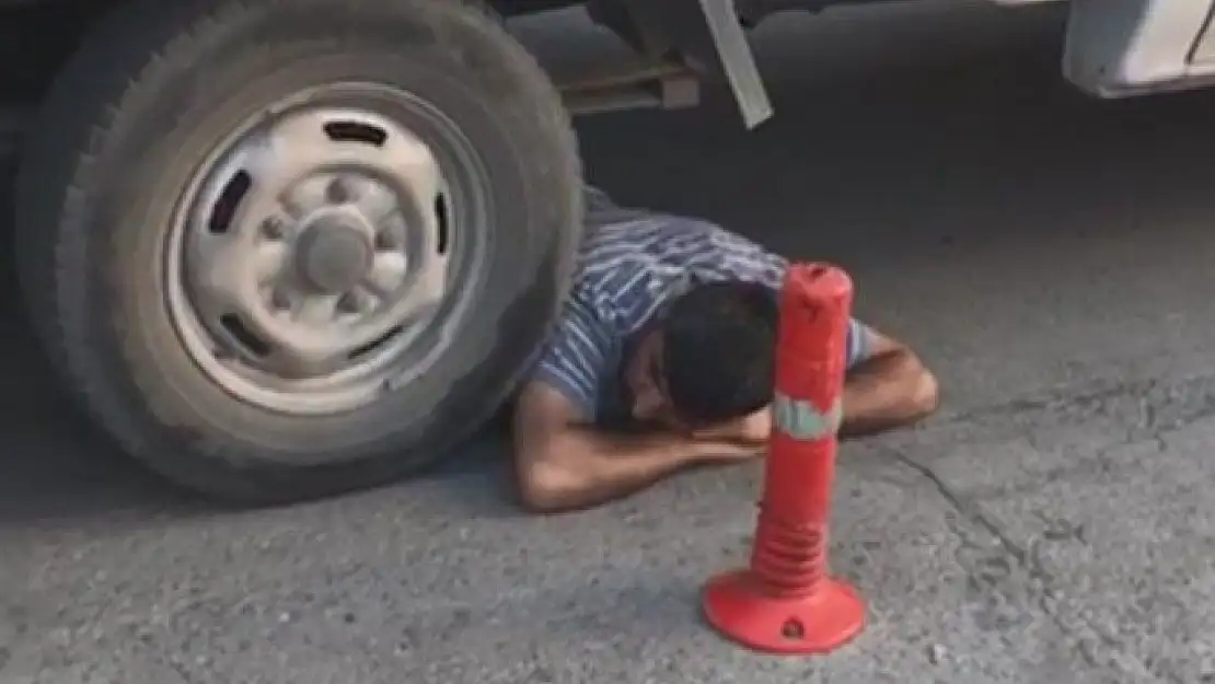 'Seyyar satıcı, zabıta aracının altına girdi'