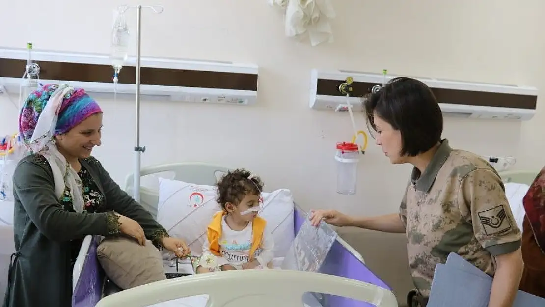 'Jandarma ekipleri hastalara geçmiş olsun dileklerinde bulundu'