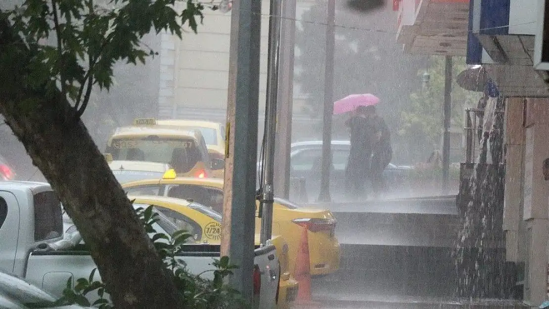 'Kahramanmaraş´ta sele dönüşen yağışlar hayatı felç etti'