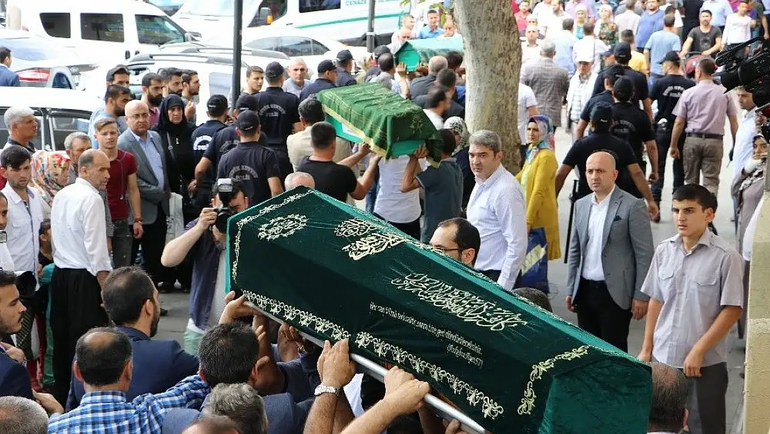 'Anne ve 2 çocuğu yan yana toprağa verildi'