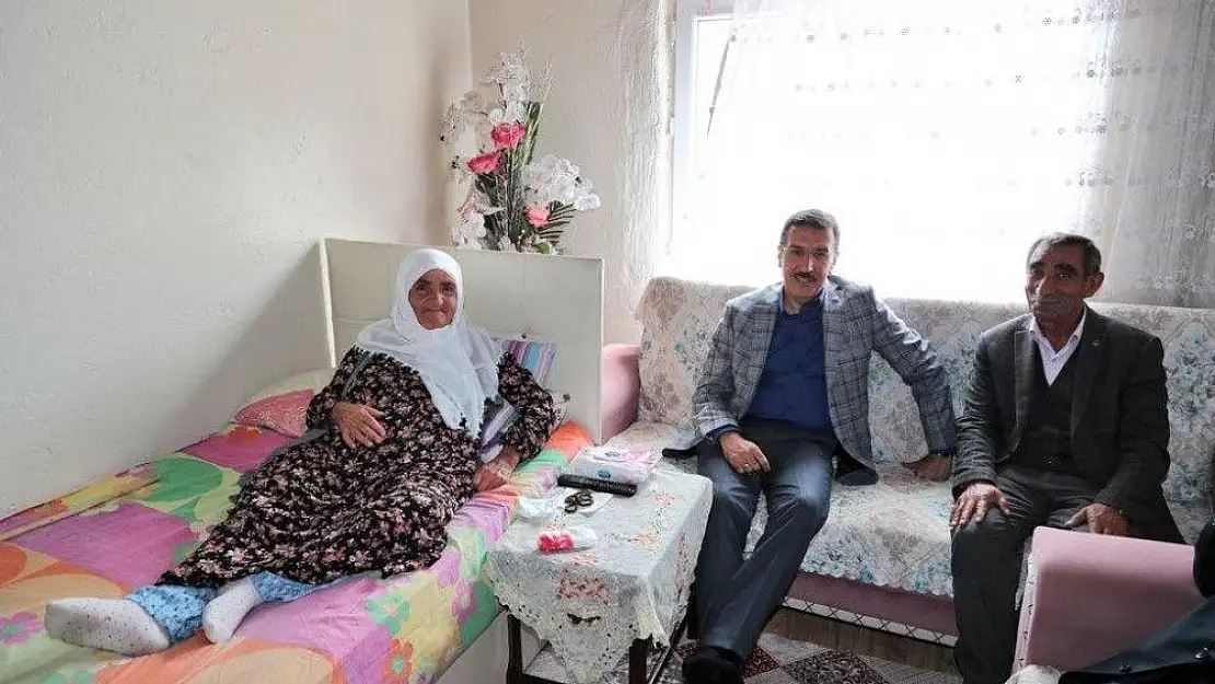 Bakan Tüfenkci´den Sultan Teyze´ye çat kapı ziyaret