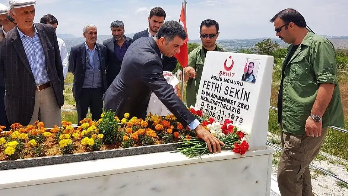 'CHP´li Erol, Şehit Sekin´in kabrine gitti: ''Bir kahramanlık hikayesi yazmıştır'''