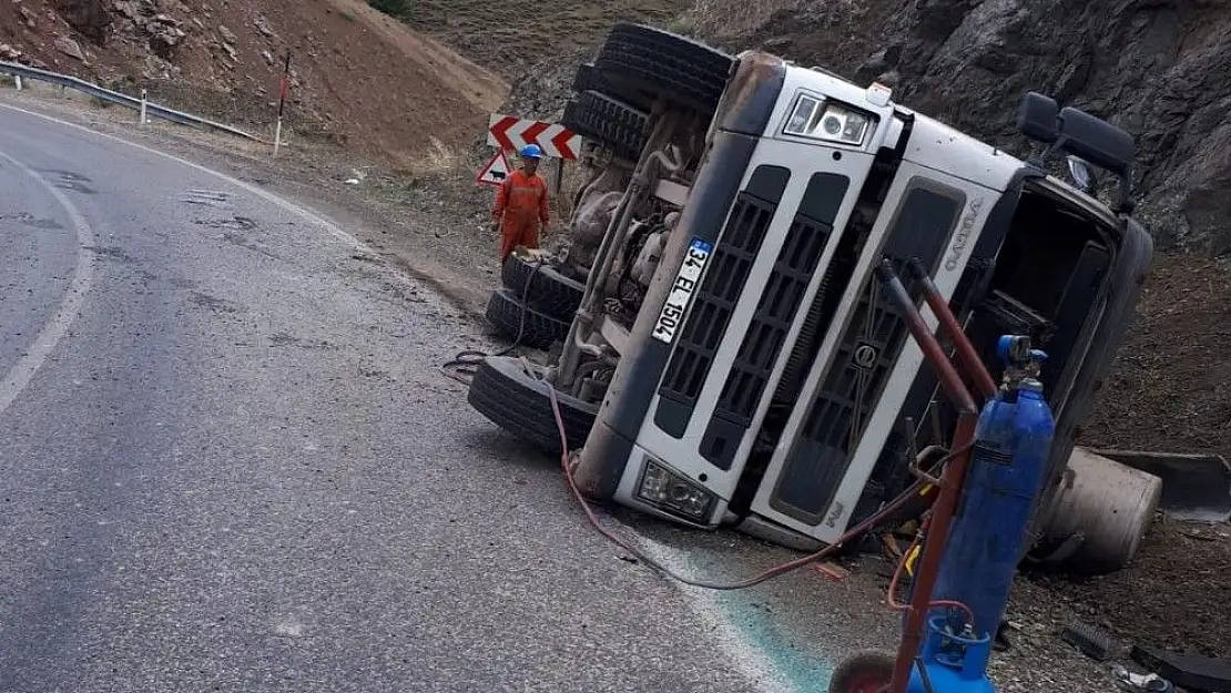 'Hafriyat yüklü kamyon devrildi'