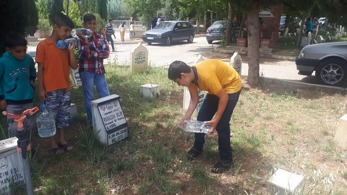 'Mezarlık sulayarak para kazanıyorlar'