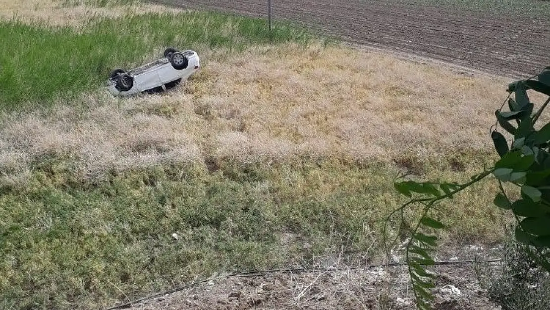 'Otomobil taklalar atarak tarlaya uçtu: 2 Yaralı'