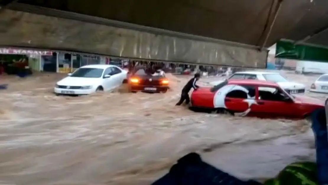 'Sele kapılan otomobili elleriyle tutmaya çalıştı'