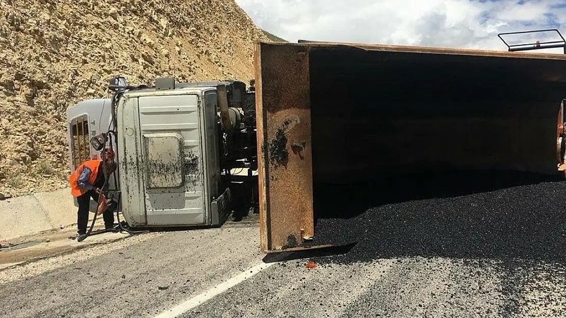 Sivas-Malatya karayolunda Asfalt yüklü kamyon devrildi: 1 yaralı