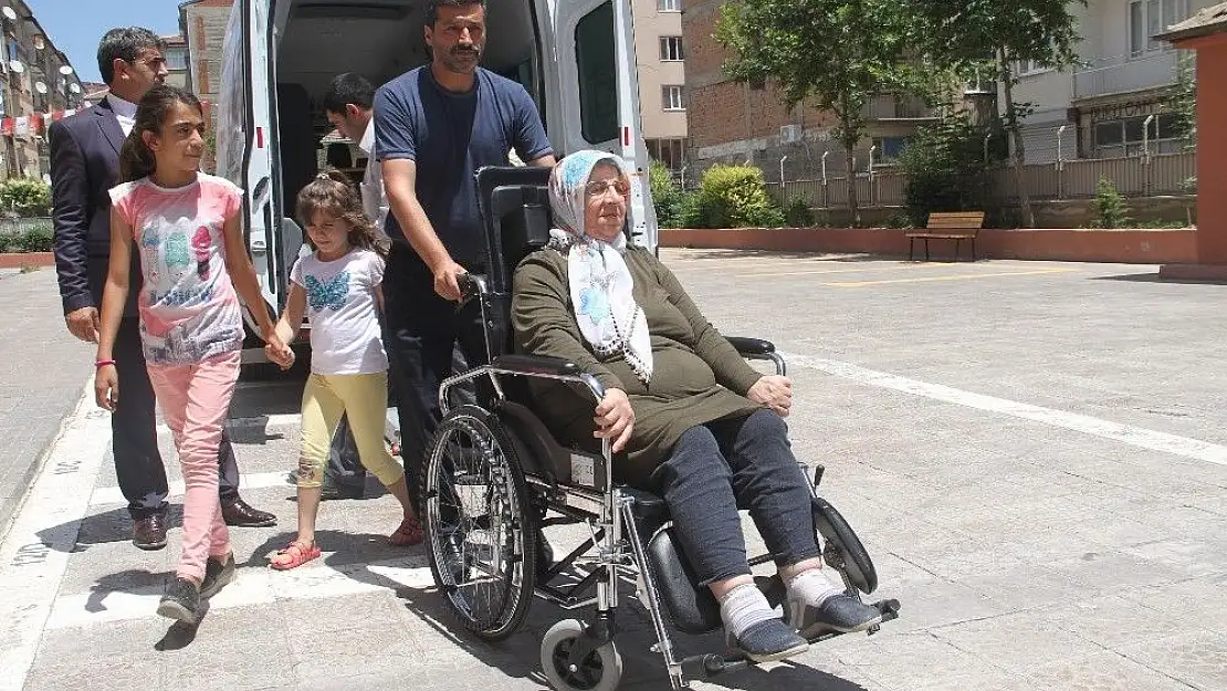 'Engelliler ve hastalar da ekipler tarafından taşınarak oylarını kullandı'
