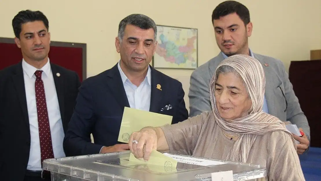 'Milletvekili Erol, oyunu annesiyle birlikte kullandı'