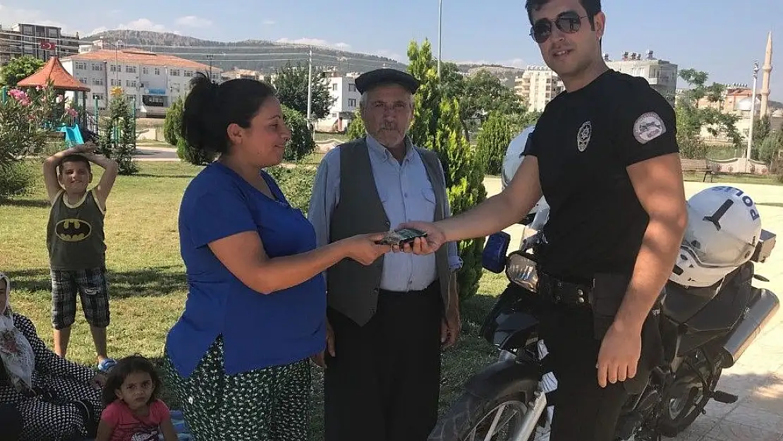 'Parkta bulduğu parayı polise teslim etti'