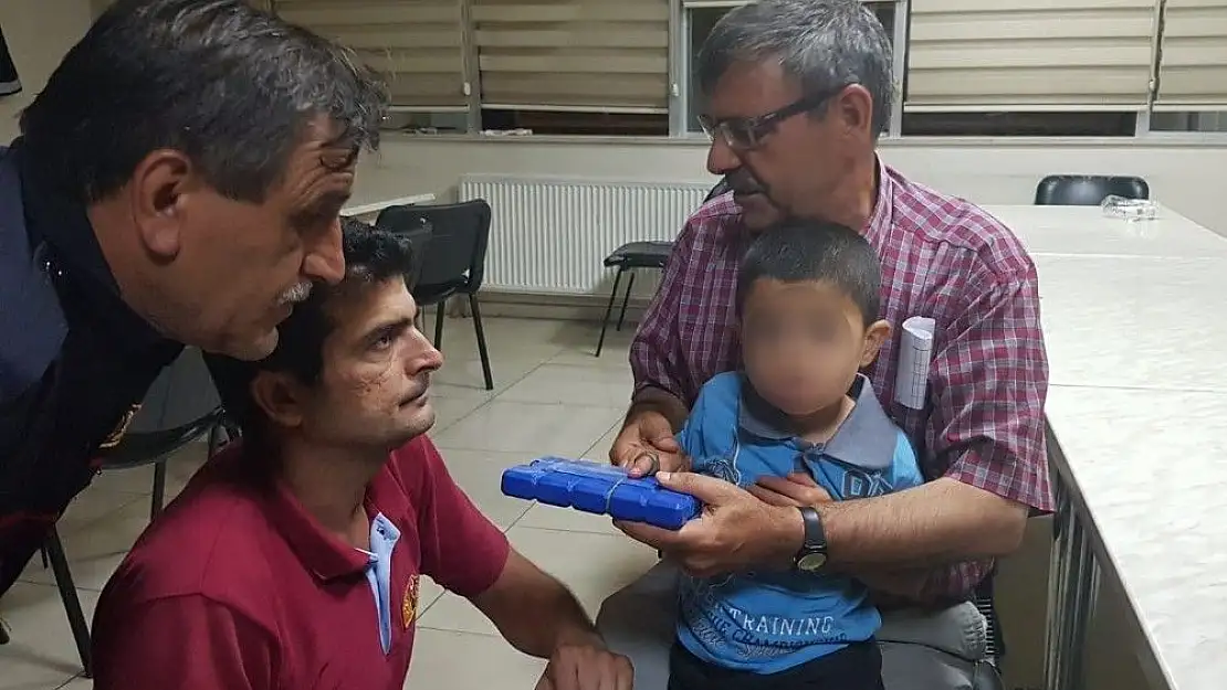 'Yaramaz çocuk parmağını somuna sıkıştırdı'